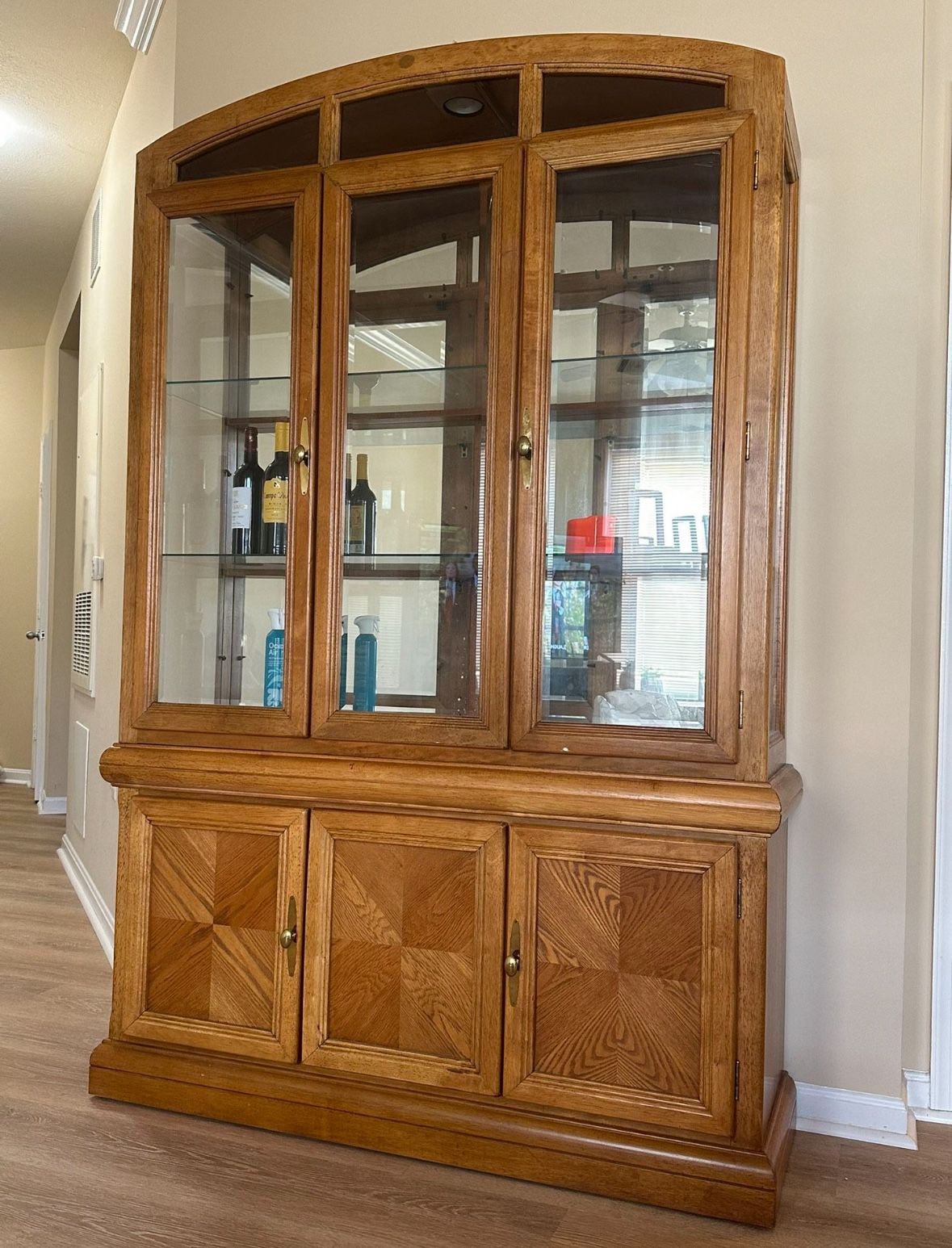 Solid Oak Display Cabinet with Built-In Light & Storage – Excellent Condition