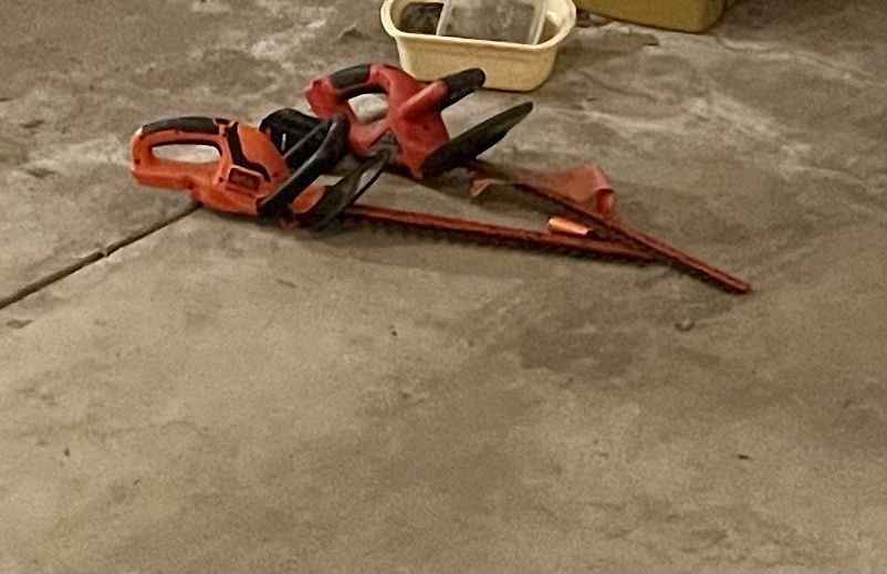2 hedge trimmers one operates on batteries and one on electricity each for $25