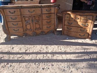 Michael Amini / AICO Matching Furniture Set – Los Lunas

Beautiful matching Michael Amini / AICO furniture set for sale.