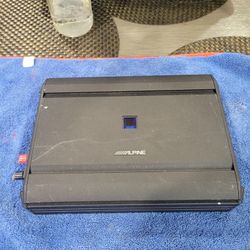 UN AMPLIFIER ALPINE 