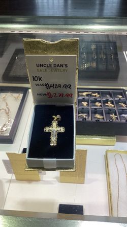 10 Kt gold cross pendant