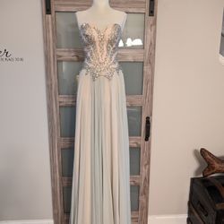 Stunning prom Gown Dry cleaned Size 2 Tall