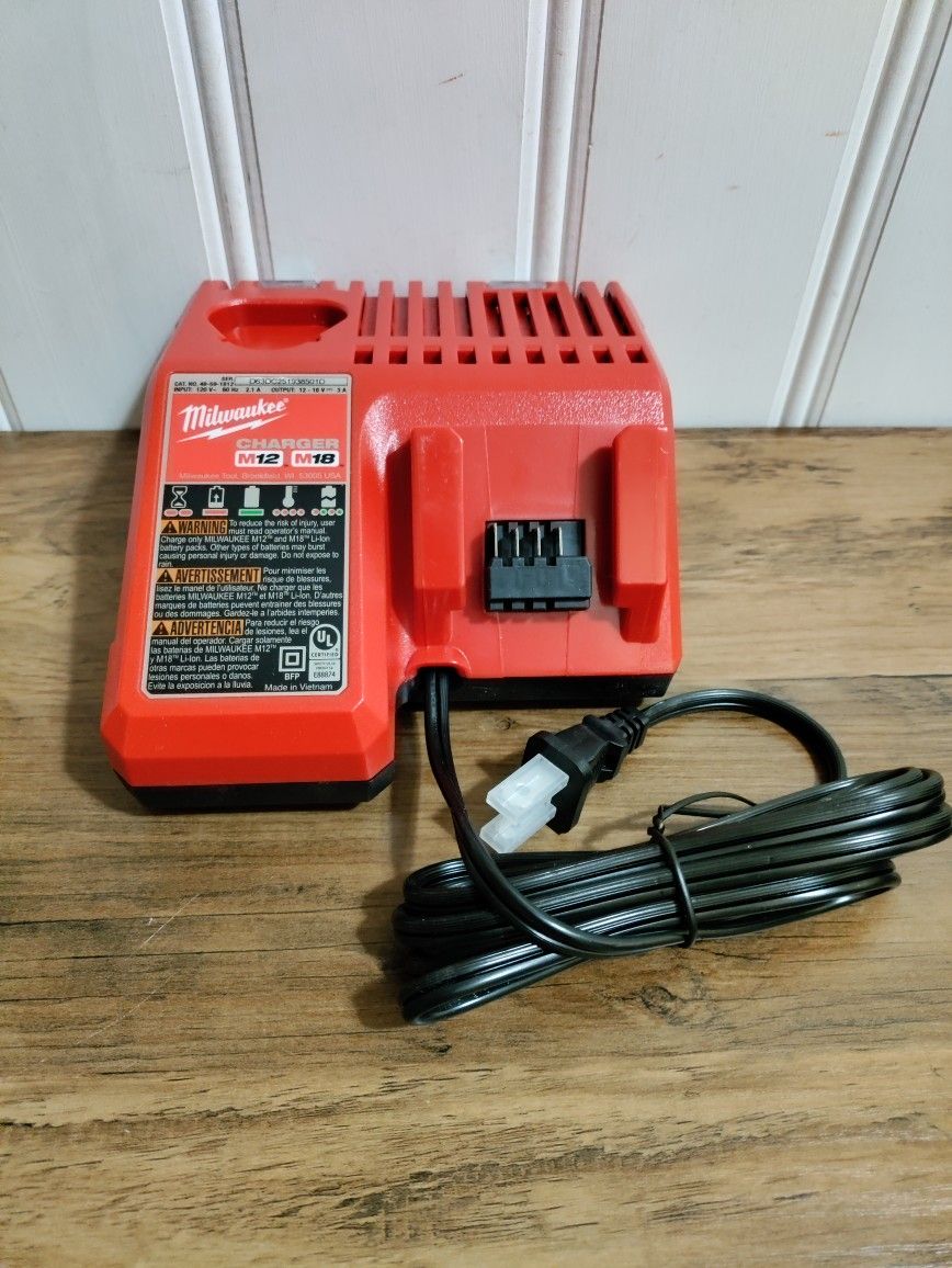 M12/M18 Milwaukee Lithium-Ion Multi-Voltage Battery Charger
