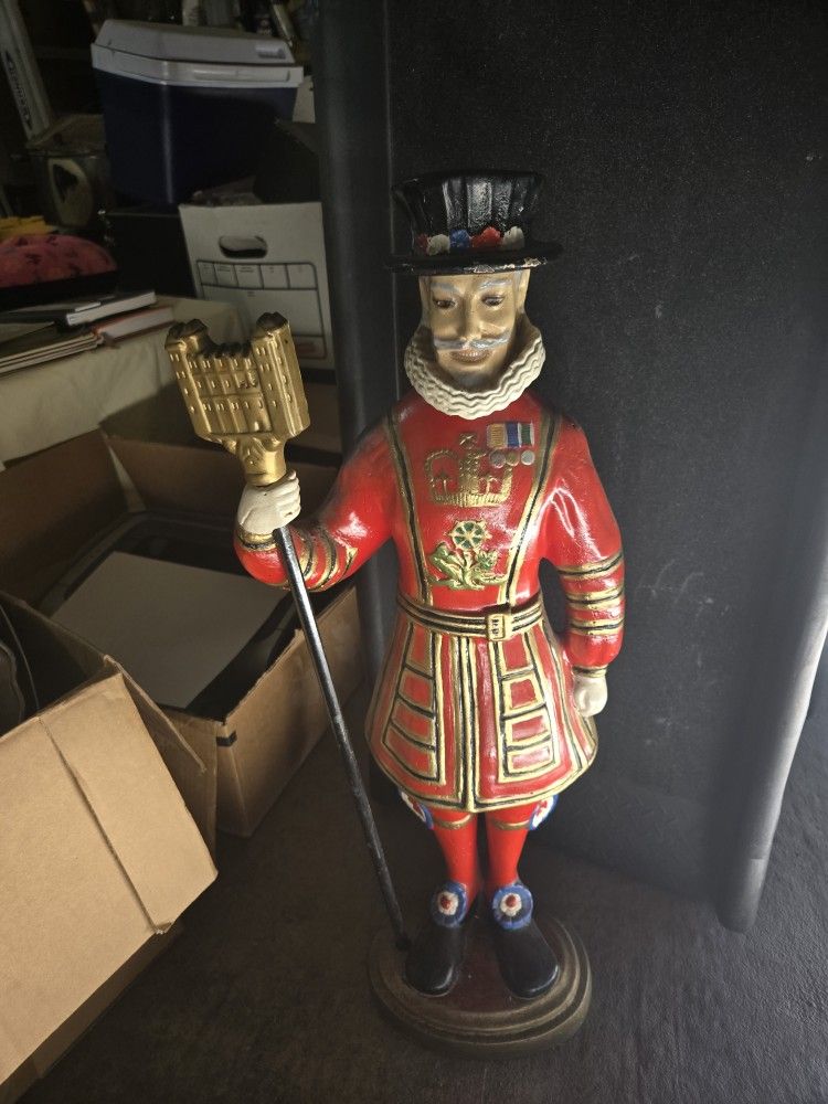 Original Vinage Beefeater GIN statue