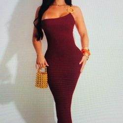 Elegant Bodycon Dress With Gold Pendant $25