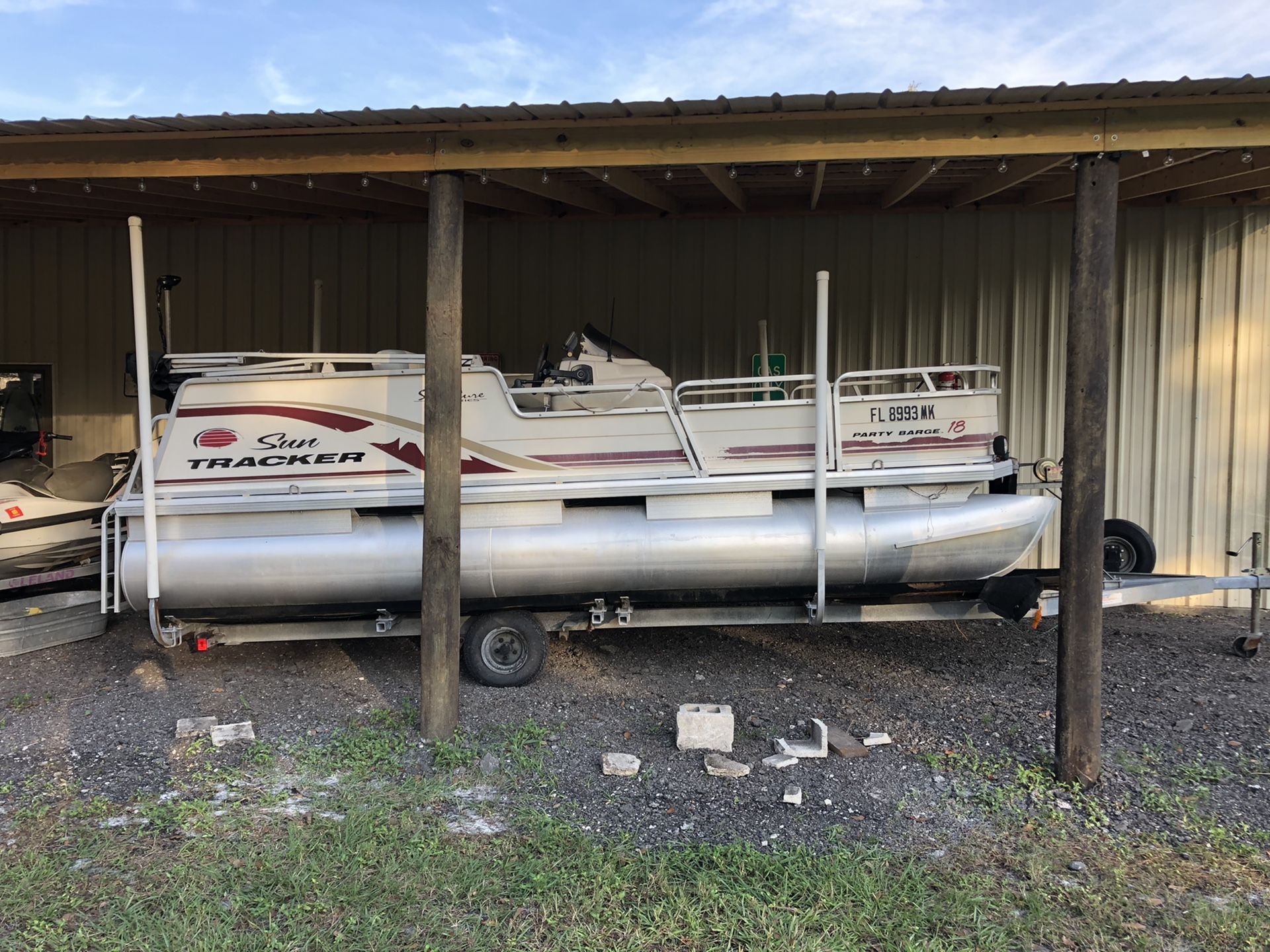 18ft Pontoon Boat