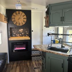 Off-Grid Solar 5th Wheel – Bunkhouse + King – Remodeled