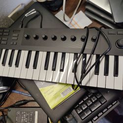 Native Instruments Komplete Kontrol 32 MICRO-SIZED KEYBOARD CONTROLLER
32 compact keys to control 