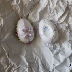 Coalport bone china egg-shaped trinket box. 