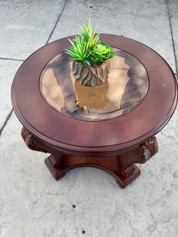 Good condition round coffee table, 26 x 26 x 22“