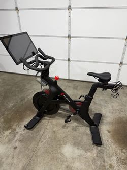 Peloton Exercise Bike – Model PLTN-RB1VQ – 3rd Gen-Excellent Condition