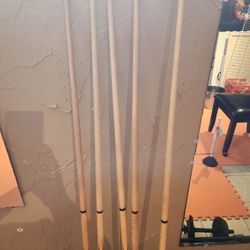 4 Pool Sticks & 1 Bridge 