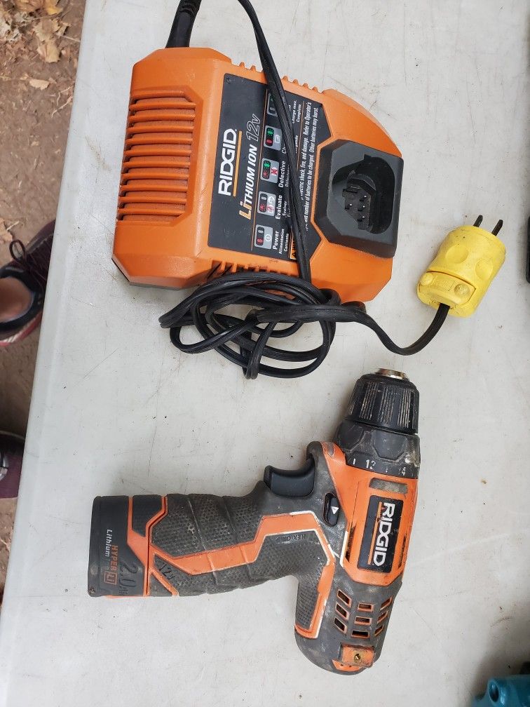 Ridgid R82005 3/8" 12V Drill Driver W/ Led Light Kit with One battery charger Has New End Bt 2,32 price Is Firm