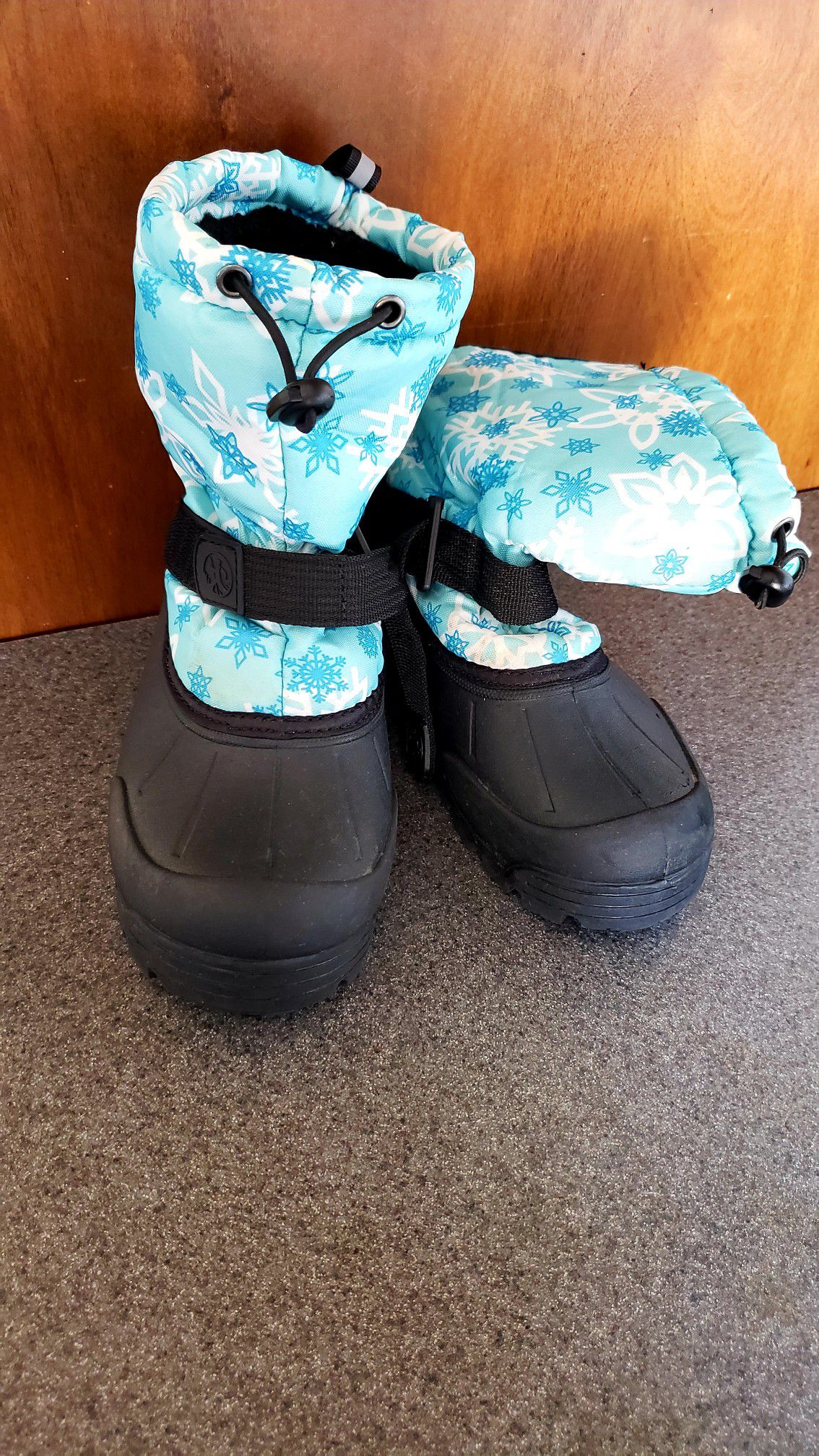 Girls snow boots size 4 $20