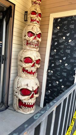 8 ft LED Giant Stackable Skulls