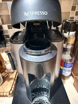 Nespresso Vertuo / matte black single serve espresso
