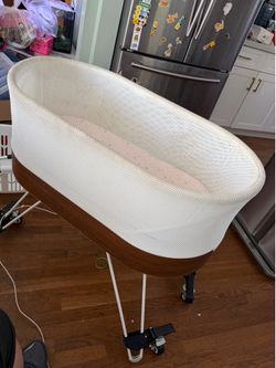 Snoo Smart Sleeper Bassinet in great working condition