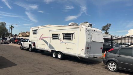 Signature Series Fifth Wheel Travel Trailer