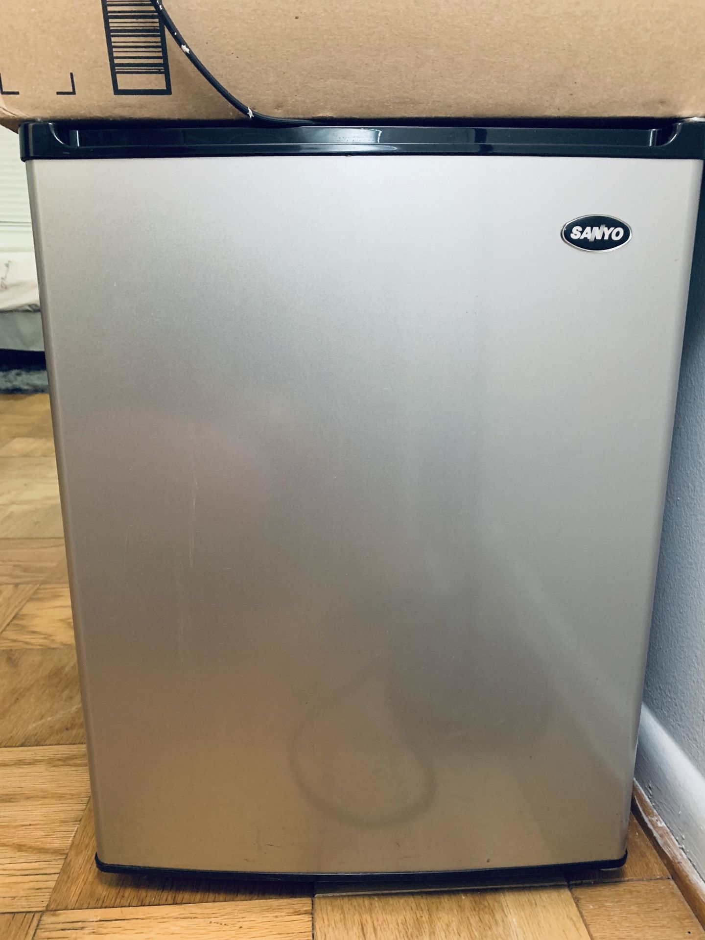 Sanyo SR-2570M 2.5 cb/ft Mini Fridge with Freezer
