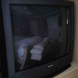 Toshiba Vintage 32 in Picture Tube TV in black with remote