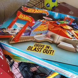 Hot Wheels City Drive In Blast Out