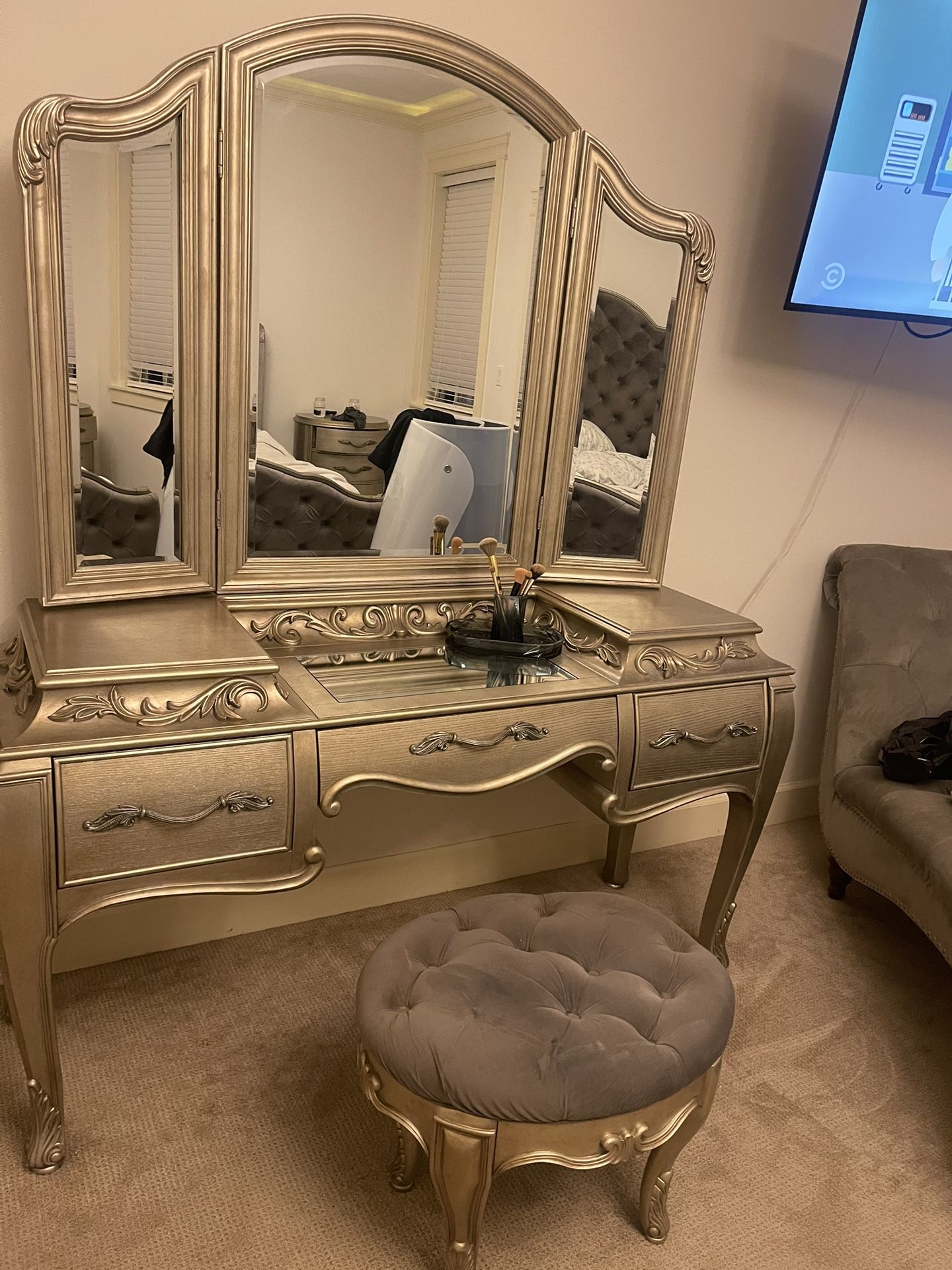 Zarina Vanity And Chair Set