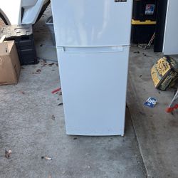 Magic Chef Mini Refrigerator Works