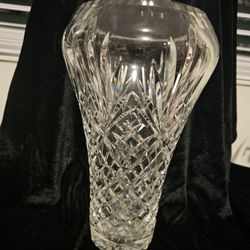 $45.00 - 10.25 Crystal Vase, Exquisitely Handcrafted Design Details!  Very Heavy/European Made - Like NEW Condition!