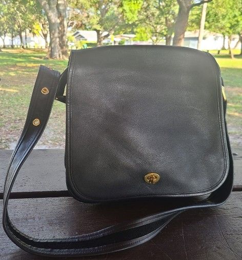 RARE VINTAGE COACH BLACK
STEWARDESS TURN LOCK
SHOULDER BAG Authentic FULL REAL Leather!!! SEND OFFERS!!!