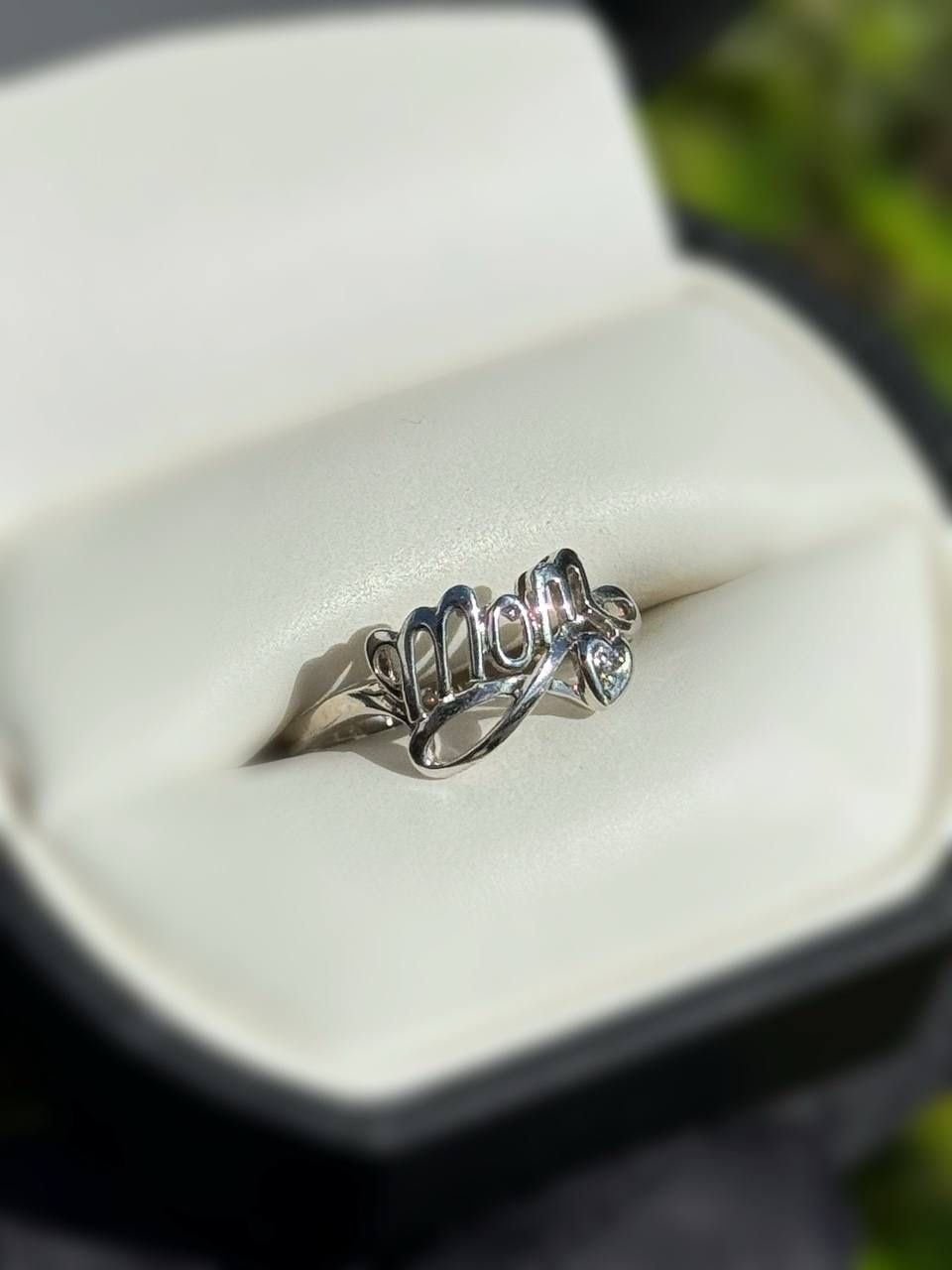 Jewelry 10k solid white gold word MOM ring sz 6.50