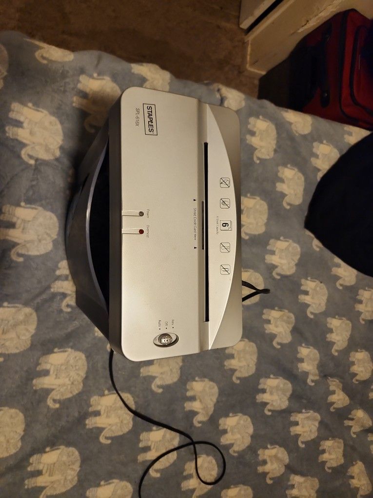 Staples Spl-616x 6 Sheet Capacity Paper And Credit Card Shredder