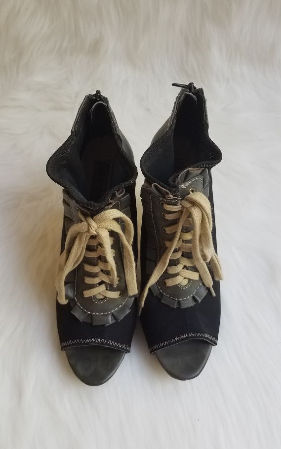 Women's Betsey Johnson Zoey Lace Up Zip Up Heels Size 9M