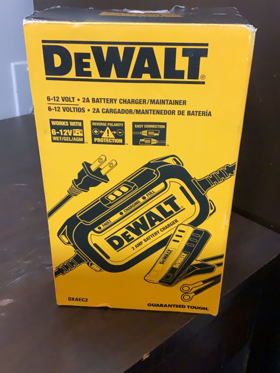 DEWALT 6-12 VOLT BATTERY CHARGER/Maintainer