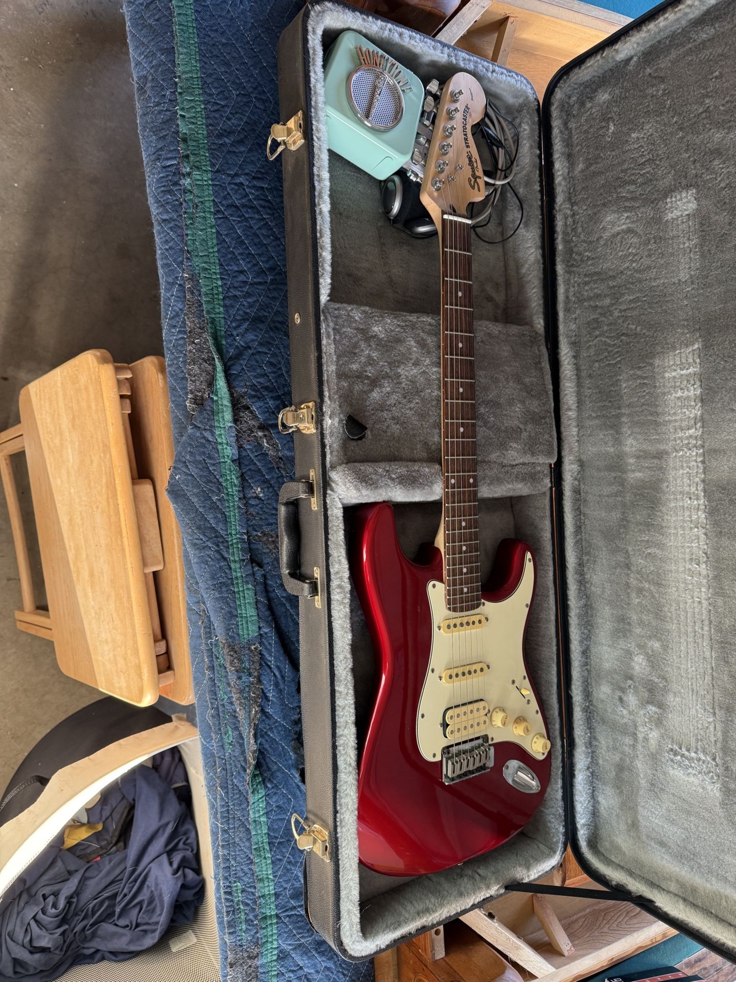 Electric Guitar Comes With Case And Amp Practice Kit