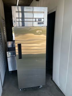 Dukers commercial 1 door reach in refrigerator cooler