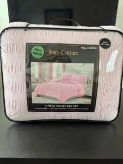 Juicy Couture 4Piece VELVET Bed Set + Decorative Pillow - Soft Pink - Full/Queen