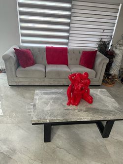 Mesa de sala y sofá