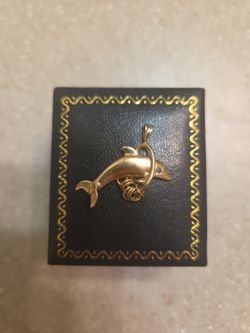14 k gold pendant.  Weight is 2.3 grams