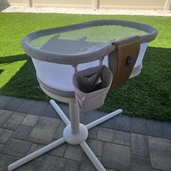 HALO Bassinest Swivel Sleeper – Excellent Condition