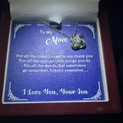Necklace For Your Mother If You Look In The Back It Says I Love You In 100 Languages 