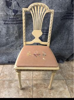 Beautiful Vintage French Provincial Chair.
