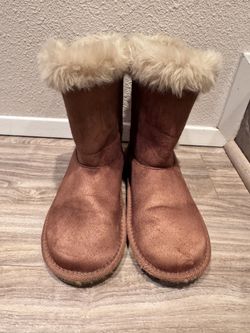 The Children’s Place Girls Buckle Faux Fur Chalet Boots - Tan. Youth size 6
