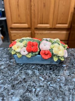 Vintage Ceramic Flowers in a Flower Box pair of Salt and Pepper Shakers.  Size approximately 2 1/2 inches tall and 5 1/2 inches wide.  Preowned never 