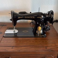 Antique Collectible Singer Sewing Machine - American Made