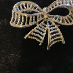 Vintage Silver Tone Bow Pendant (Gerry’s )