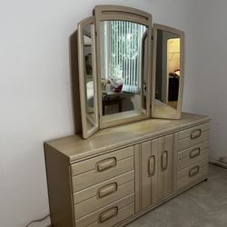 Like New Bedroom Set. $800