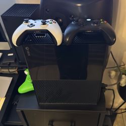 Microsoft Xbox One OG 1540 Model W 2 Controllers 