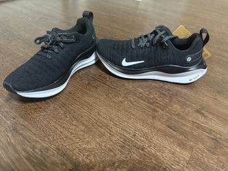 Sneakers/Running Shoes