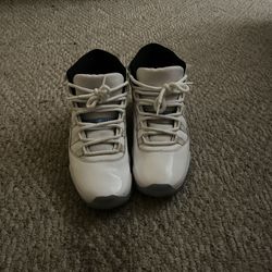 White Jordan 11’s 