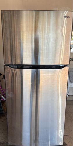 LIKE NEW STAINLESS APARTMENT SIZE REFRIGERATOR